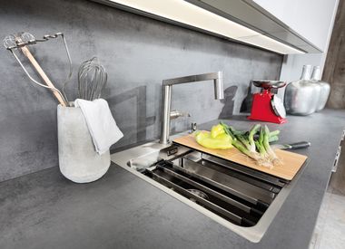 Flächenbündiges Spülbecken.