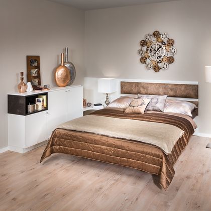 Schlafzimmer mit Anrichte