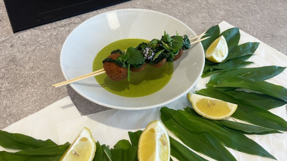 Cremige Bärlauchsuppe und knusprige Garnele