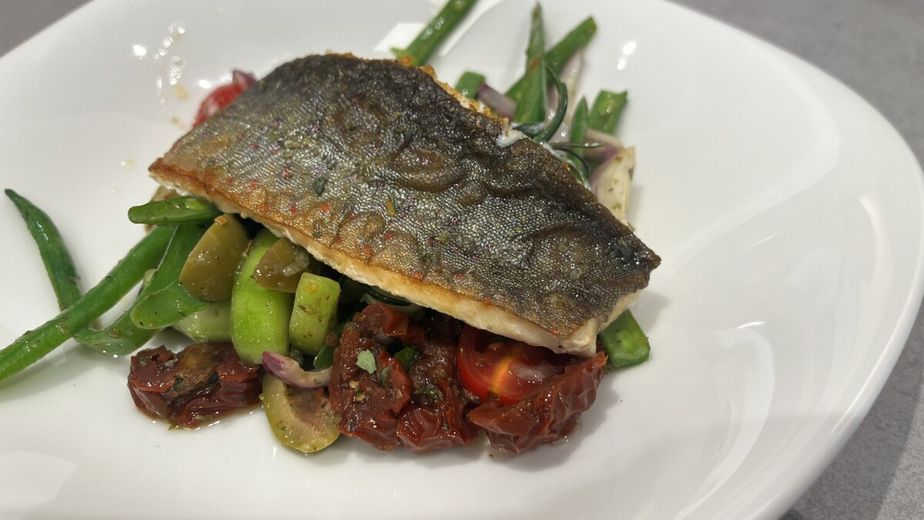 Der klassische, frische „Salat Nicoise“ mit perfekt gegartem Saibling