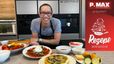 Der Koch Peter lächelt in die Kamera und präsentiert die zubereiteten Gerichte in einer modernen Küche. Im Vordergrund stehen der bunte Tomatensalat mit Burrata und eine goldbraun gebackene Zucchini-Tarte-Tatin, umgeben von frischen Zutaten.