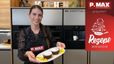 Eine lächelnde Frau präsentiert in einer modernen Küche einen weißen Teller mit zwei kleinen, mit Puderzucker bestäubten Schokoladenkuchen. Die Küchlein sind mit frischen Orangenspalten angerichtet, was das fertige Ergebnis des Rezepts für den Schokokuchen mit Orangenspiegel zeigt.
