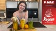 Eine junge Frau präsentiert lächelnd die drei zubereiteten Sommergetränke in einer modernen Küche. Auf der Theke stehen die fertige Maracuja-Limonade, der „sanfte Engel“ mit einer Kugel Vanilleeis und die grüne Basilikum-Limonade.