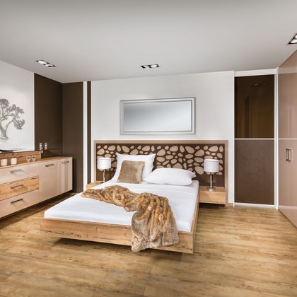Schlafzimmer mit Kufenbett