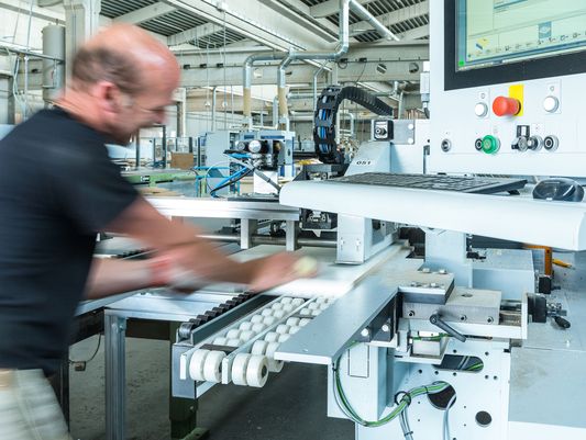 Moderne CNC Maschinen zur Maßmöbelproduktion.