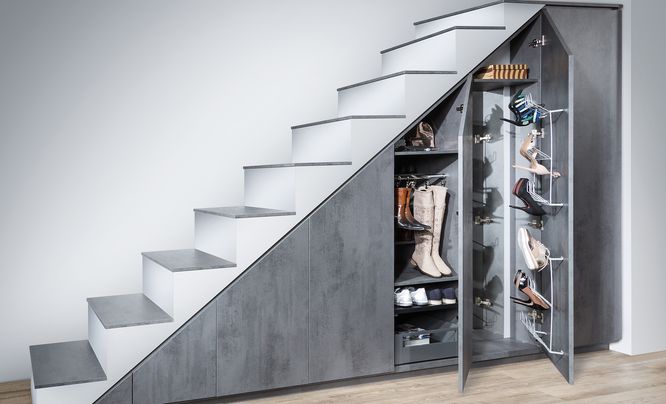 Kleiderschrank unter Treppe