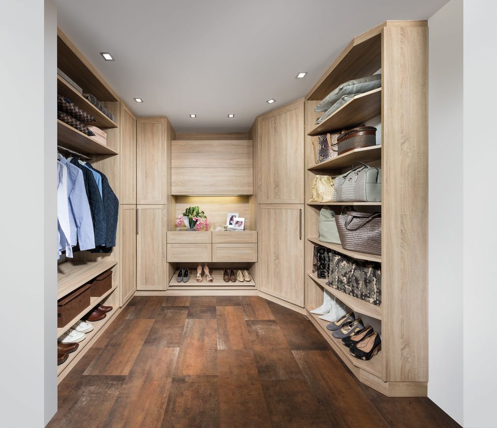 Schrankraum mit Eckschrank