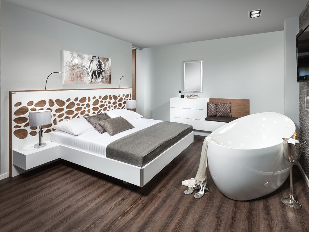 Schlafzimmer mit Schrankraum