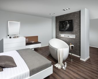 Badezimmer mit freistehender Wanne