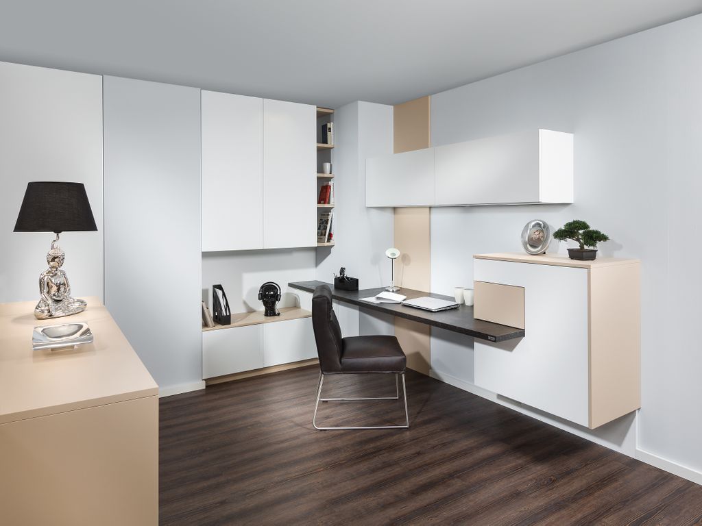 Büro mit grifflosen Türen