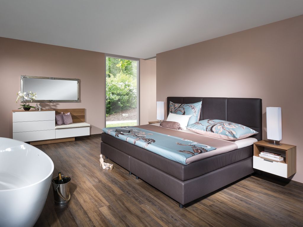 Schlafzimmer mit Boxspringbett