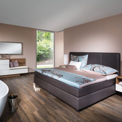 Schlafzimmer mit Boxspringbett