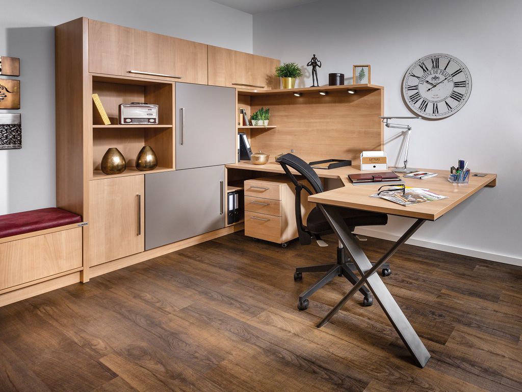 Büro mit Schreibtisch