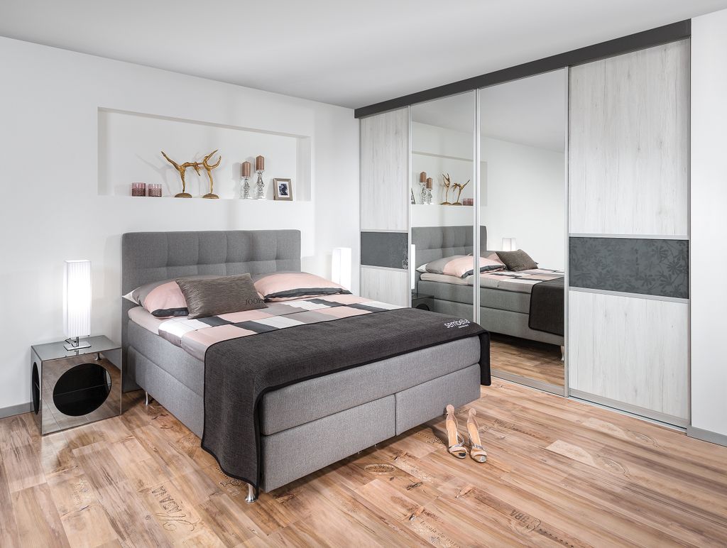 Schlafzimmer mit Indoor-Schrank