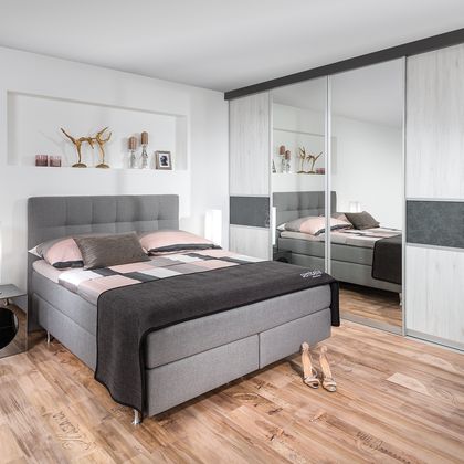 Schlafzimmer mit Indoor-Schrank