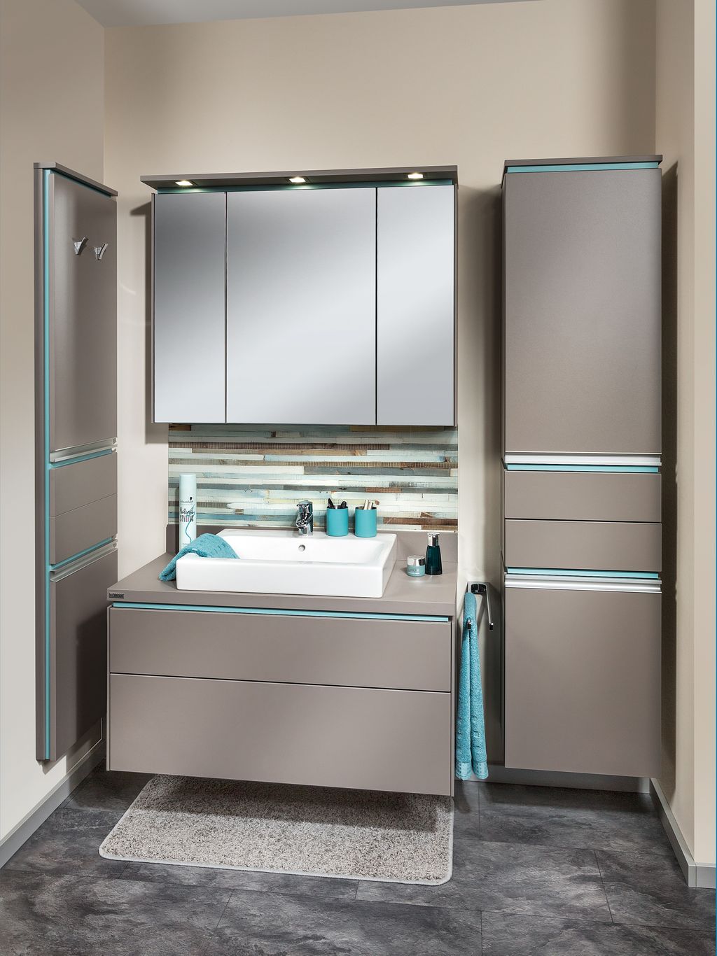 Bad mit Spiegelschrank