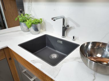 Flächenbündiges Spülbecken.