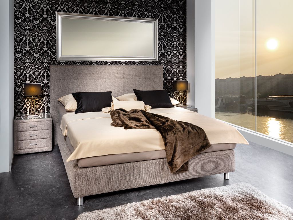 Schlafzimmer mit Boxspringbett