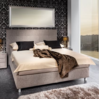 Schlafzimmer mit Boxspringbett